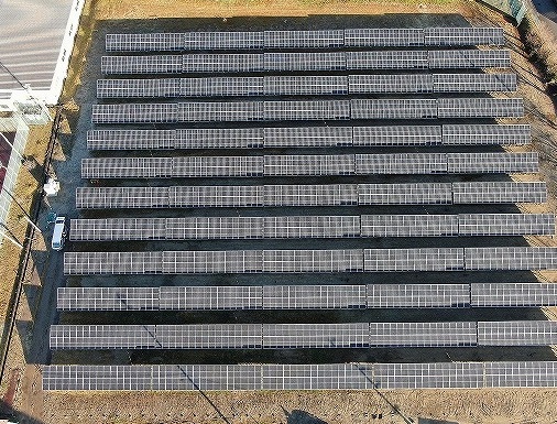 当社運動場への設置が完成した太陽光発電設備