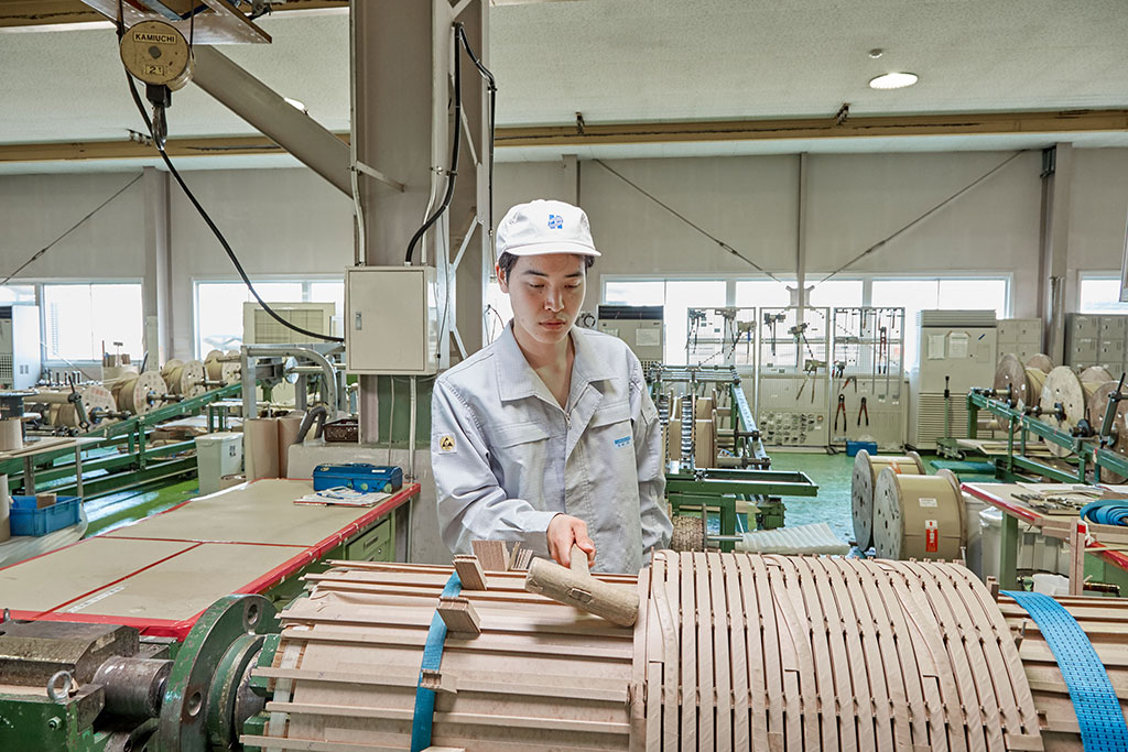 大形変圧器巻線作業